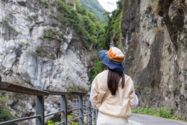 Gezgin kadın Tayvan 'ın Hualien' ında Taroko Boğazı 'na git.