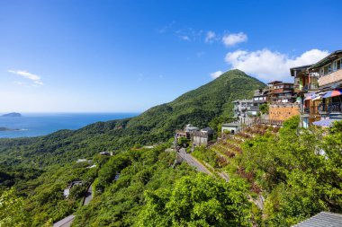 İnsansız hava aracı Tayvan Jiufen köyünün üzerinde uçuyor.