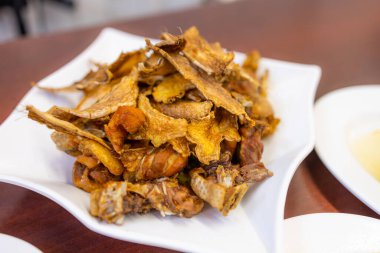 Restoranda çıtır tavuk eti.