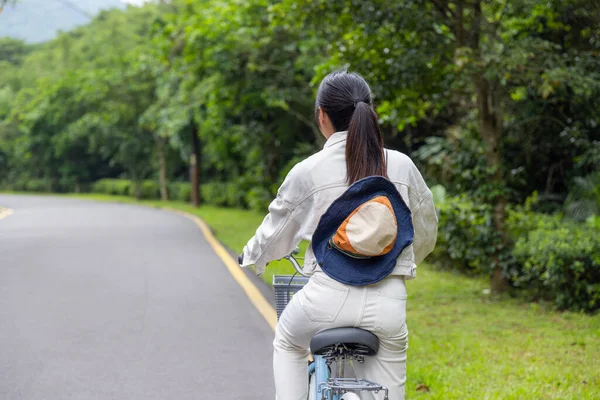 Γυναίκα Πάει Βόλτα Ποδήλατο Στην Ύπαιθρο — Φωτογραφία Αρχείου