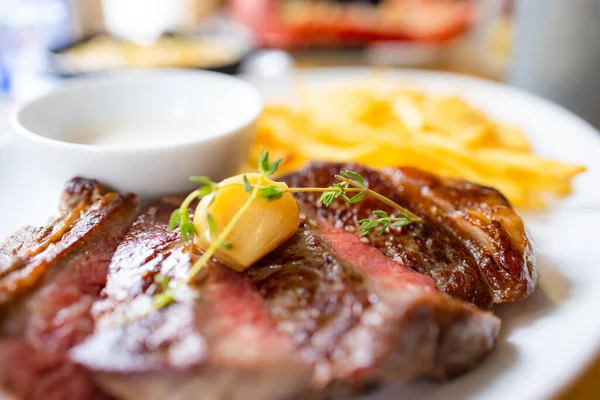 Grilovaný Hovězí Steak Hranolkama Restauraci — Stock fotografie