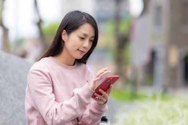 Kadın sokakta cep telefonu kullanımı