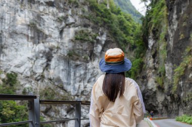 Gezgin kadın Tayvan 'ın Hualien' ında Taroko Boğazı 'na git.
