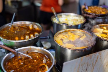 Tayvan yerel yiyecek deposu ve haşlanmış tofu.