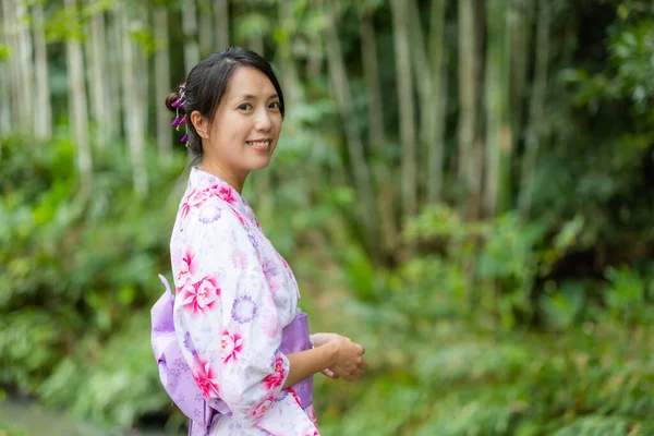 Wanita Memakai Kimono Taman — Stok Foto