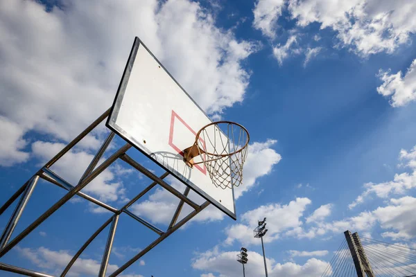 Mavi Gökyüzü Olan Basketbol Kafesi — Stok fotoğraf
