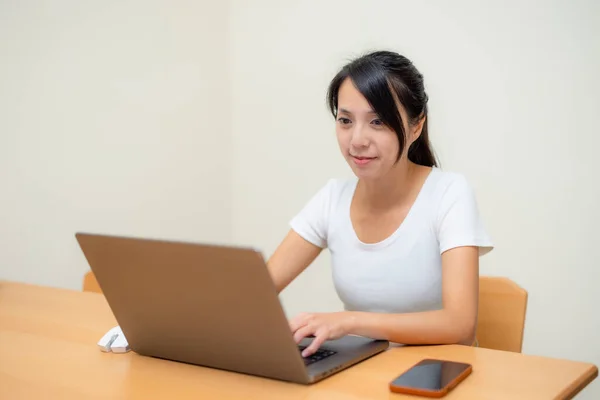 Huisvrouw Werk Van Thuis Met Haar Laptop Computer — Stockfoto