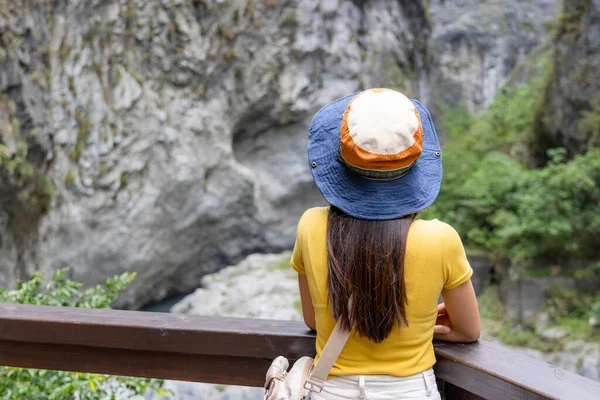 観光客の女性は台湾の花蓮の太魯閣国立公園でハイキングに行く — ストック写真