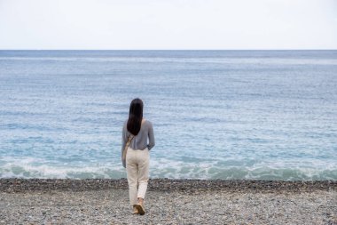 plaj boyunca kadın yürüyüş