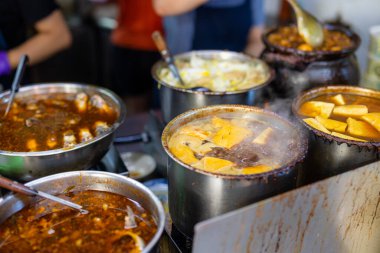 Tayvan yerel yiyecek deposu ve haşlanmış tofu.