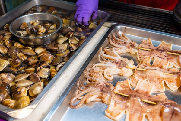 Straatmarkt Die Zeevruchten Verkoopt Verkoopkraam — Stockfoto