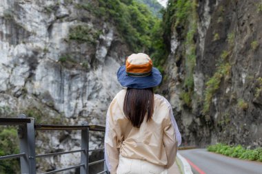 Gezgin kadın Tayvan 'ın Hualien' ında Taroko Boğazı 'na git.