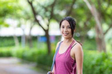 Spor kadını kameraya gülümser.