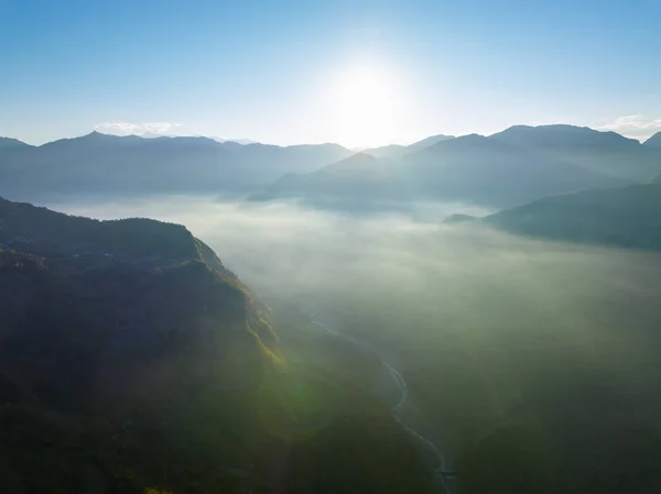 雲の海と山の上に日光フレア — ストック写真