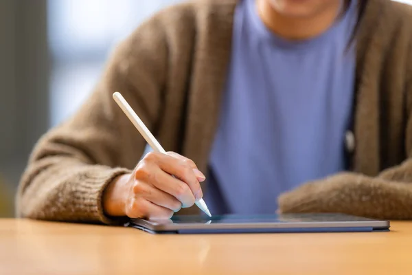 Mulher Escrever Computador Tablet Digital — Fotografia de Stock