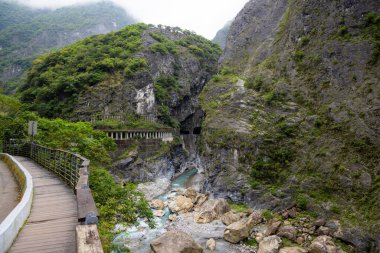 Tayvan 'ın Hualien bölgesindeki Taroko Milli Parkı' nda yürüyüş yolu.