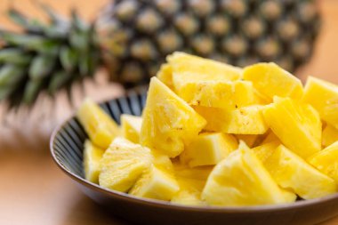 Taze ananasla dilimlenmiş.