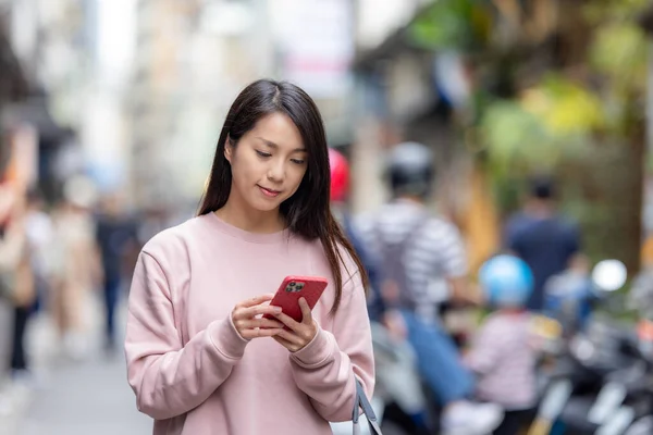 Woman Use Mobile Phone Street — Stock Photo, Image