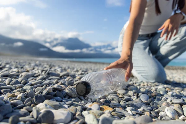 Gönüllü Plajda Plastik Şişe Çöpü Topluyor — Stok fotoğraf