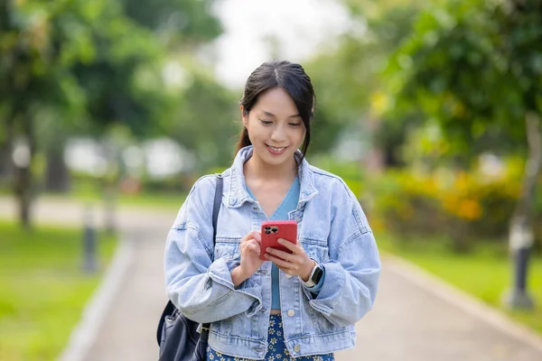Şehir Parkında Asyalı Kadın Cep Telefonu Kullanıyor — Stok fotoğraf