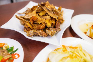 Restoranda çıtır tavuk eti.