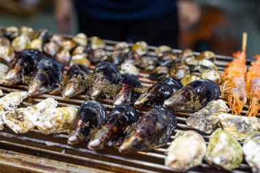 Izgara metal ağda karışık deniz ürünleri barbeküsü