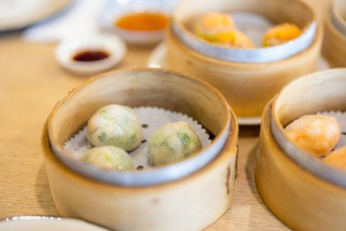 Geleneksel Çin Dim Sum 'u sepette buğulama