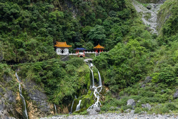 Changchun Ναός Στο Εθνικό Πάρκο Taroko Στο Hualien Της Ταϊβάν — Φωτογραφία Αρχείου