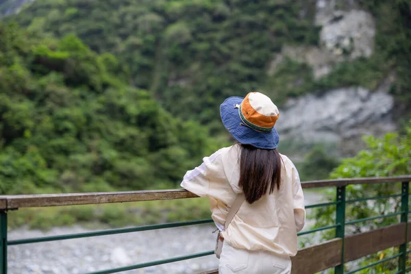 Туристична Жінка Подорожує Національним Парком Тароко Хуіньсі Тайвань — стокове фото