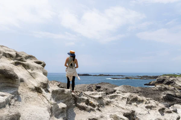 Mulher Caminhando Usar Celular Para Tirar Fotos Ficar Lado Praia — Fotografia de Stock