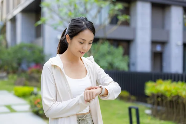 Vrouw Gebruik Van Smart Watch Bij Outdoor — Stockfoto
