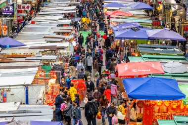 Mong Kok, Hong Kong - 31 Ocak 2022: Akşam Fa Yuen Caddesi