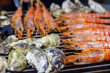 Izgara metal ağda karışık deniz ürünleri barbeküsü