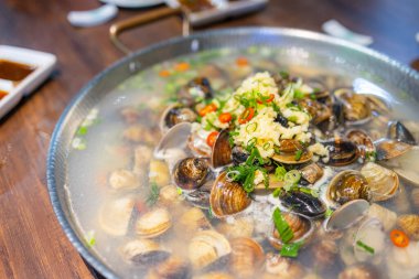 Taze çiğ deniz ürünleri güveç.