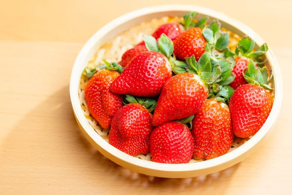 在木制篮子里的新鲜熟草莓 — 图库照片