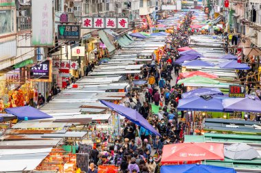 Mong Kok, Hong Kong - 31 Ocak 2022: Akşam Fa Yuen Caddesi