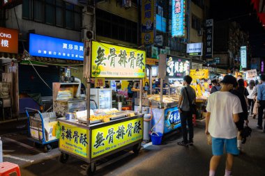 Taipei, Tayvan - 27 Eylül 2022: Taipei 'deki Raohe Caddesi Gece Pazarı 