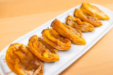 Tabakta kurumuş hurma.