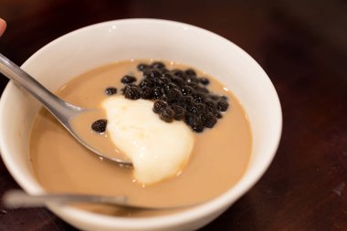 Sütlü ve fıstıklı Mochi hamuru. 