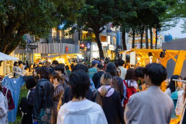 Taipei, Tayvan - 01 Mayıs 2023: Taipei şehir caddesi akşam saatlerinde kalabalıkken