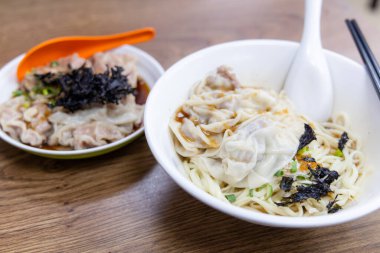 Restoranda karidesli şehriye.