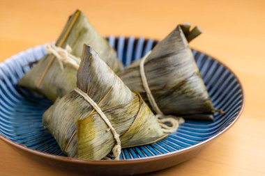 Ev yapımı ejderha teknesi festivali için geleneksel pirinç köftesi.