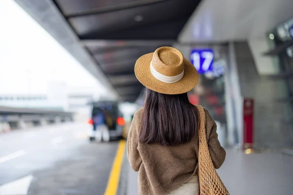 旅行の女性は空港の外のタクシーを待つ — ストック写真