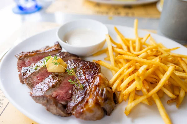 レストランでフランスのフライドポテトとグリルビーフステーキ — ストック写真