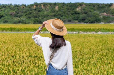 Turist kadın çeltik tarlasını ziyaret etti