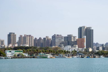 Tainan, Tayvan - 28 Şubat 2023: Nehir manzaralı Tainan şehri