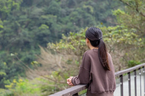 Wędrowna Kobieta Spojrzeć Wodospad Wulai Tajwanu — Zdjęcie stockowe