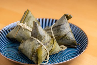 Ev yapımı ejderha teknesi festivali için geleneksel pirinç köftesi.