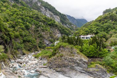 Dar turkuaz liwu nehri geçidi altında ve Taroko Ulusal Parkı 'nda yüksek dağ yamacı.