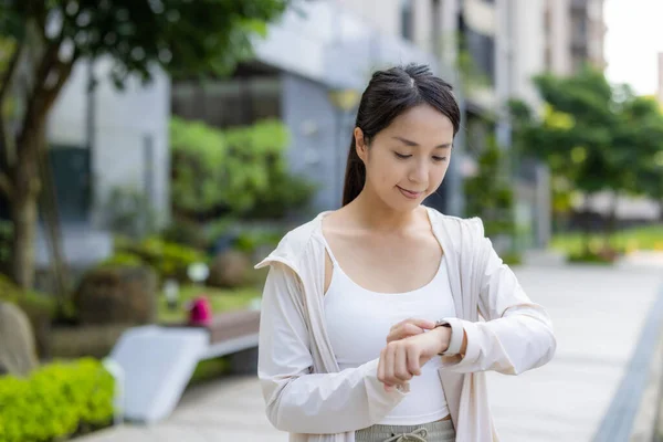Mulher Com Desgaste Esportivo Usar Relógio Inteligente Livre — Fotografia de Stock